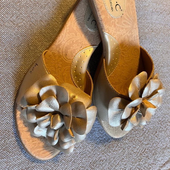 Champagne B.O.C.  Slip on Metallic Leather Sandals - Picture 2 of 2